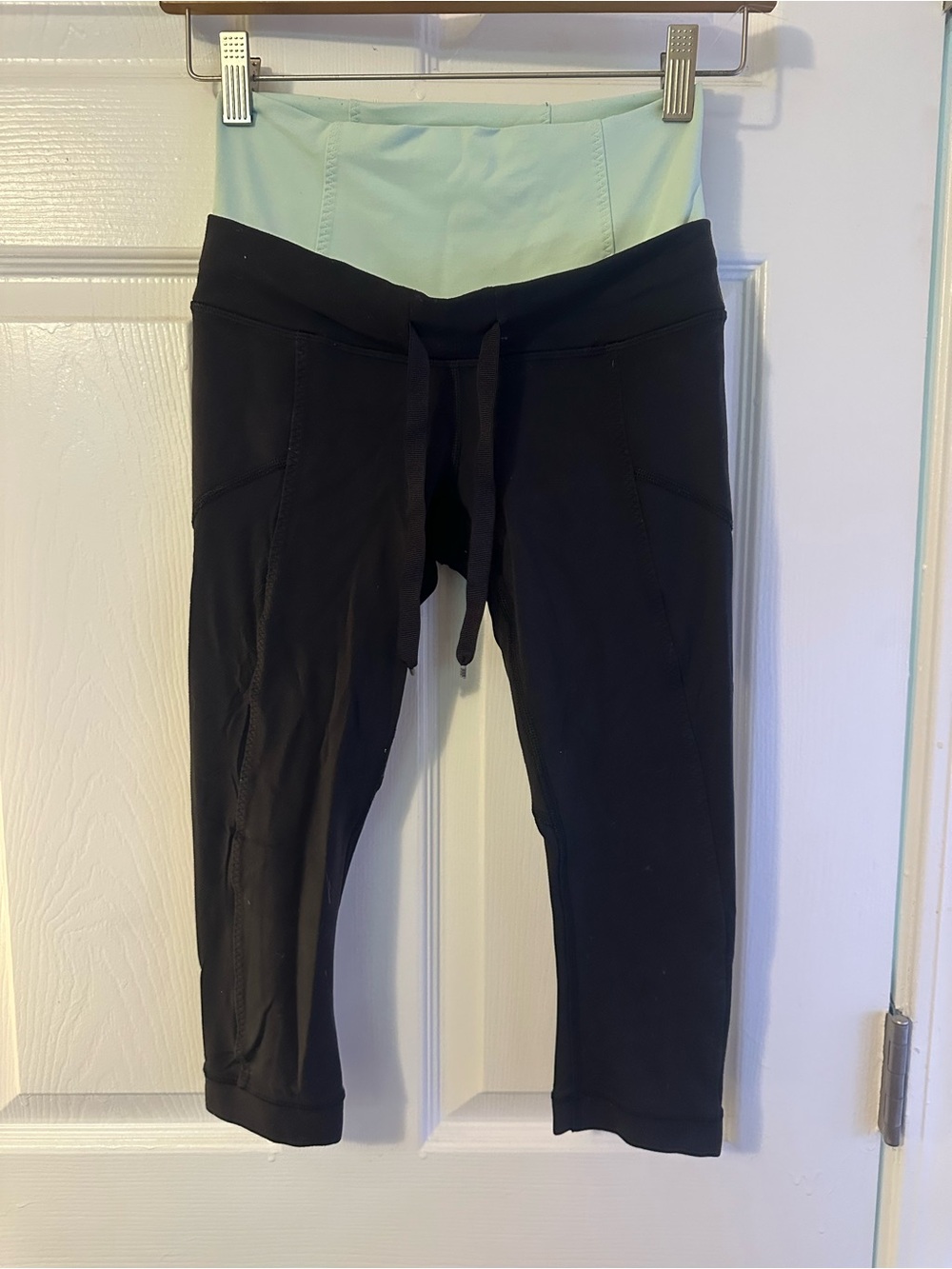 THROWBACK lululemon athletica Black Capris with Mint Waistband & Mesh on Legs XS